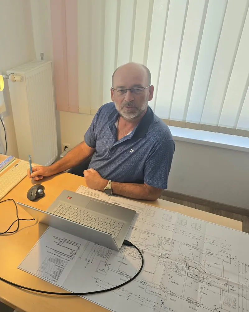 Frank-Torsten Baerwald, Energieberater in Merseburg, an seinem Arbeitsplatz mit Bauplänen