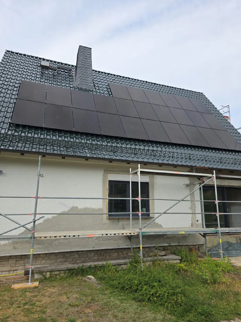 Photovoltaikanlage auf dem Dach des Hauses in Freyburg während der Umsetzung