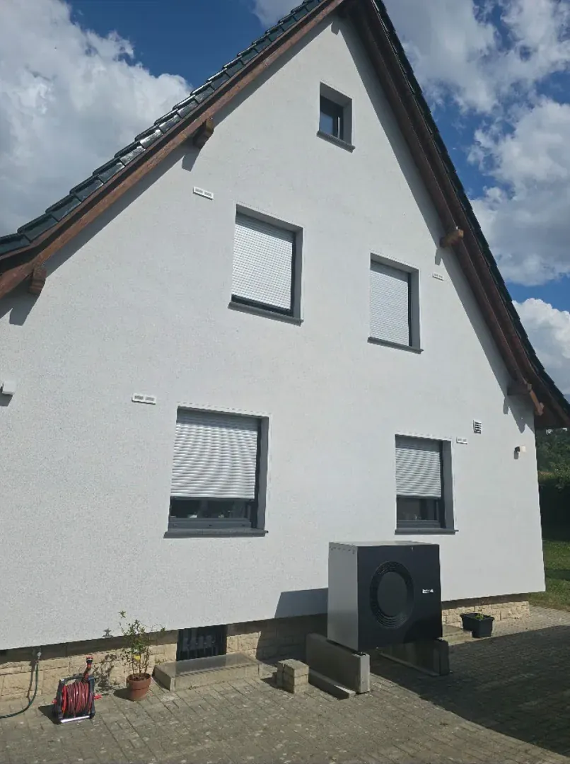 Giebelseite des sanierten Hauses in Freyburg mit Außeneinheit der Wärmepumpe