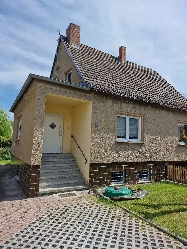 Älteres Einfamilienhaus mit Eingangsbereich, typisches Objekt für eine Hauskaufberatung