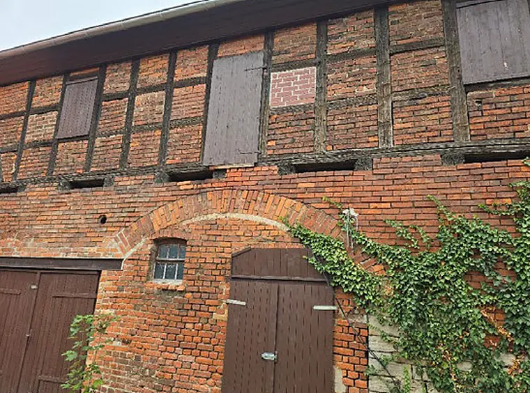 Fachwerkscheune mit Klinker in Merseburg vor der Sanierung