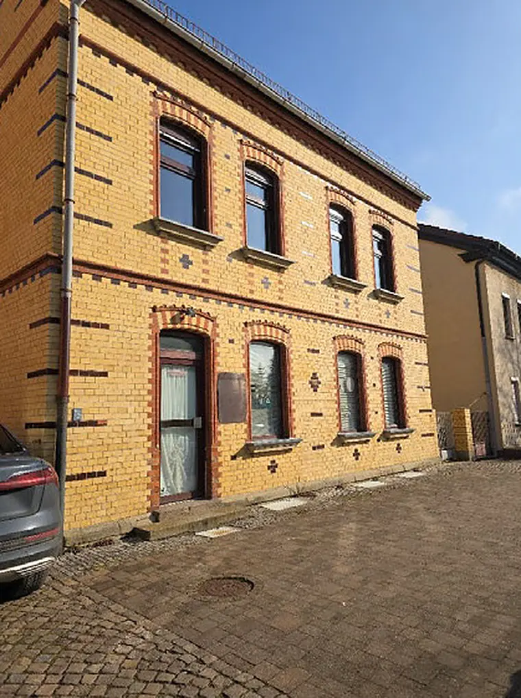 Denkmalgeschütztes Zweifamilienhaus mit Klinkerfassade in Bad Dürrenberg