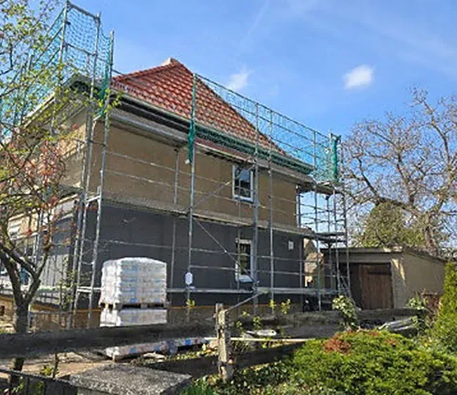 Eingerüstetes Zweifamilienhaus in Merseburg während der Sanierung