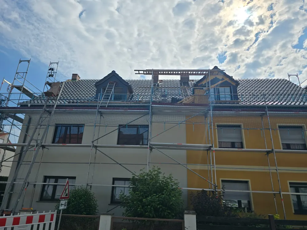 Zweifamilienhaus von 1930 in Merseburg mit Gerüst während der Dachsanierung